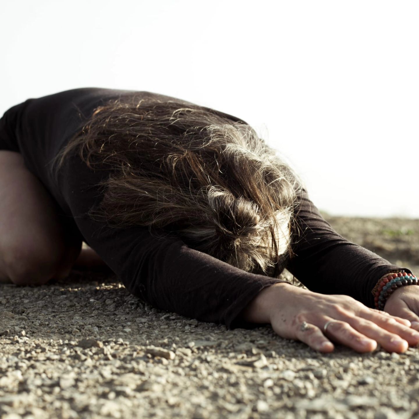 Frau in der Kindhaltung (Balasana) im weichen Tageslicht